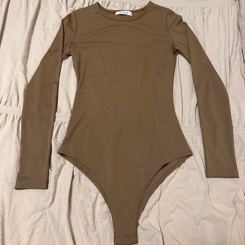 De Base Ribbed Long Sleeve Bodysuit
